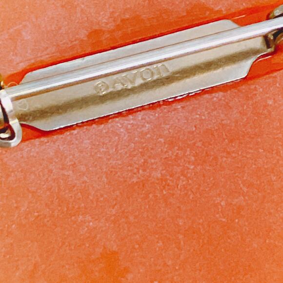 Giftable Vintage Avon Signed Floral Cameo Brooch Pin 1970s Resin Jewelry w Box - Picture 9 of 10